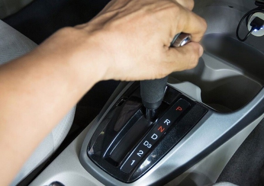 Tại sao ô tô không vào được số? Nguyên nhân và cách xử lý