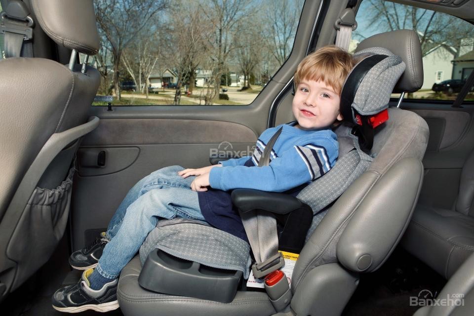 10 Sai Lầm CHẾT NGƯỜI Khi Lắp Ghế Trẻ Em (Child Seats): Hướng Dẫn Lắp Đặt Đúng Chuẩn An Toàn