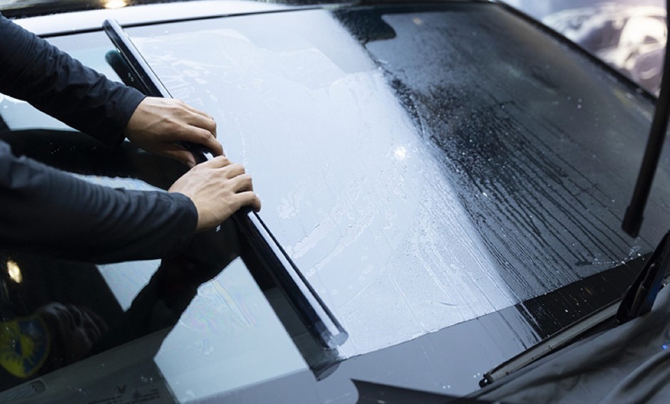 Luật Dán Phim Cách Nhiệt Ô Tô Toàn Cầu: Bí Quyết Đảm Bảo An Toàn & Tránh Bị Phạt!